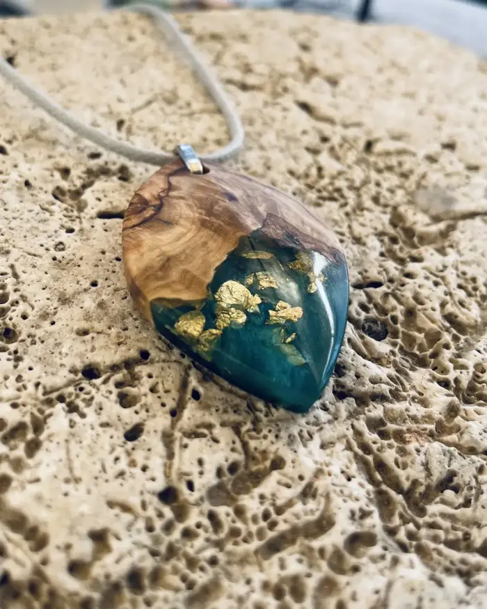 Kettenanhänger "Green Leaf & Gold" aus Olivenholz und Kunstharz – Bild 3