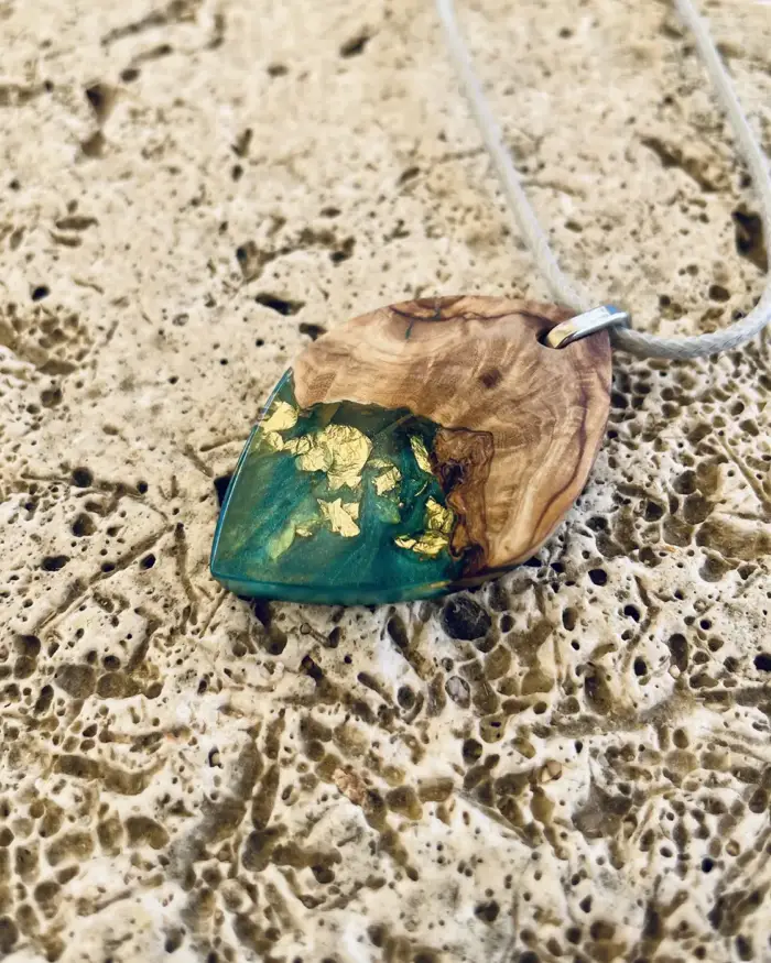 Kettenanhänger "Green Leaf & Gold" aus Olivenholz und Kunstharz – Bild 4