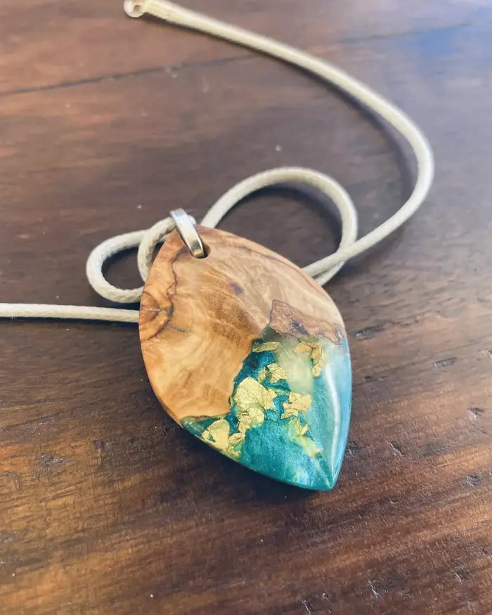 Kettenanhänger "Green Leaf & Gold" aus Olivenholz und Kunstharz – Bild 5