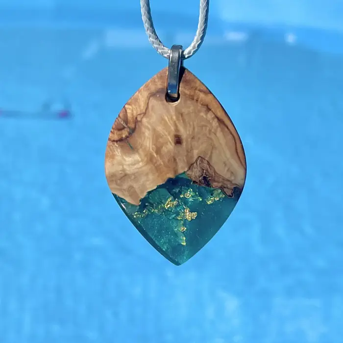Kettenanhänger "Green Leaf & Gold" aus Olivenholz und Kunstharz – Bild 6