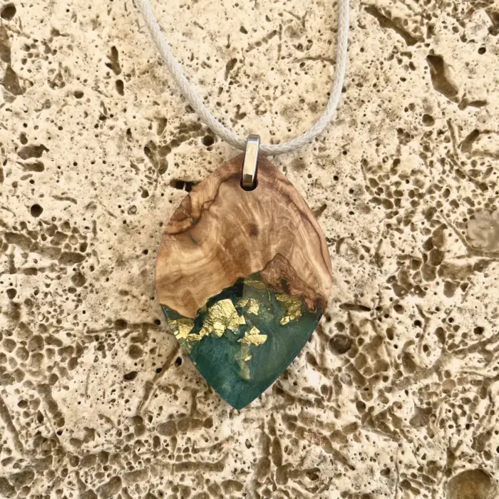 Kettenanhänger "Green Leaf & Gold" aus Olivenholz und Kunstharz – Bild 7