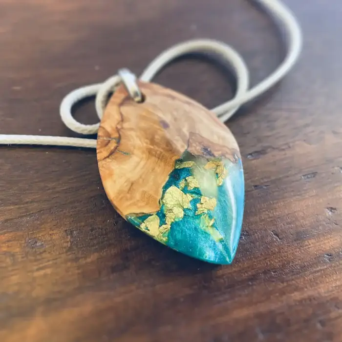 Kettenanhänger "Green Leaf & Gold" aus Olivenholz und Kunstharz