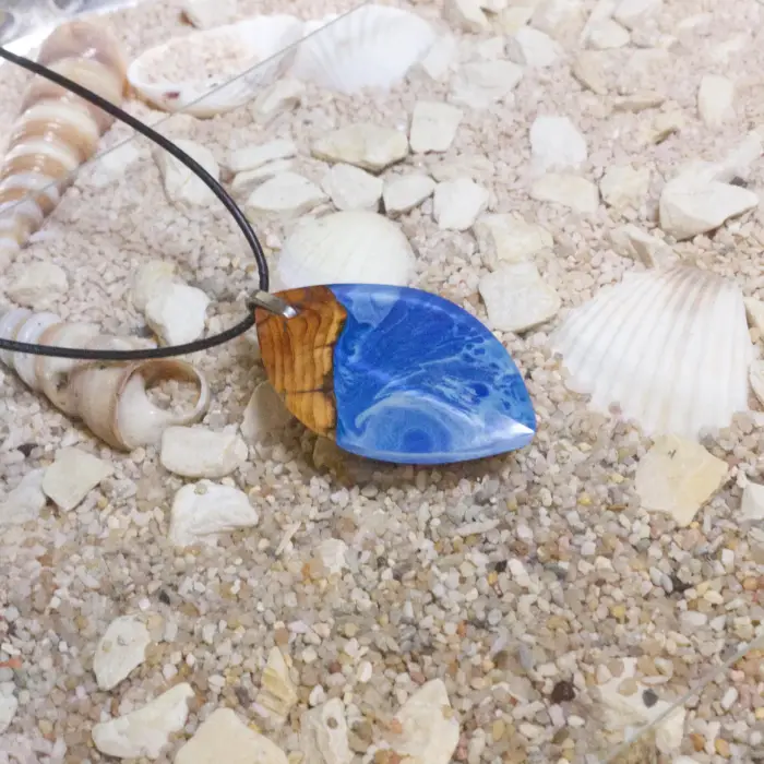 Kettenanhänger "Ocean Surfer Board" aus Olivenholz und Kunstharz – Bild 7