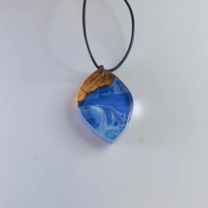 Kettenanhänger "Ocean Surfer Board" aus Olivenholz und Kunstharz – Bild 4