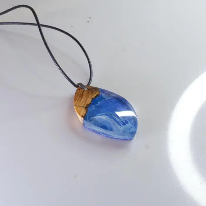 Kettenanhänger "Ocean Surfer Board" aus Olivenholz und Kunstharz – Bild 5