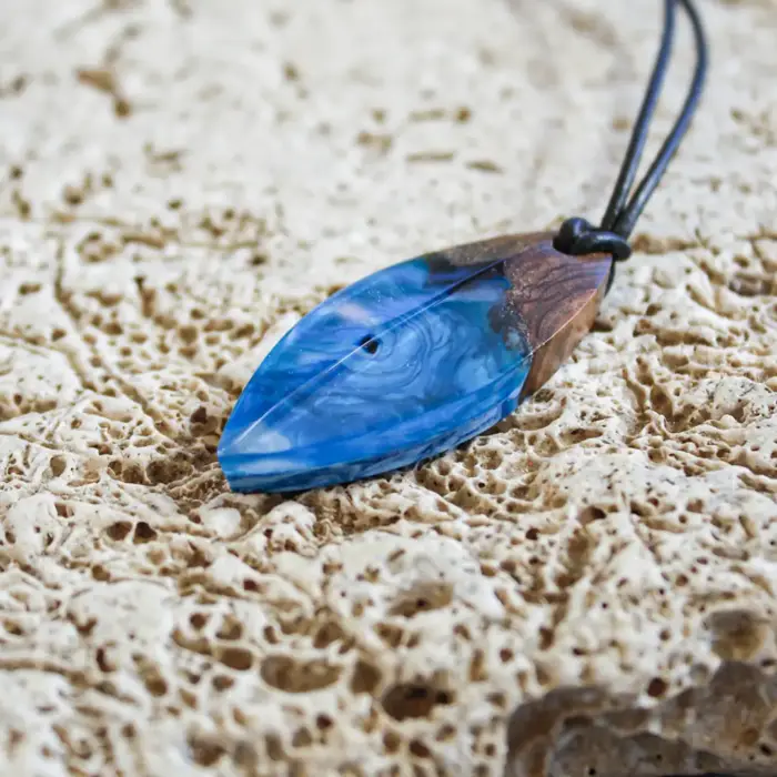 Kettenanhänger "Slim Ocean Surfer" aus Olivenholz und Kunstharz