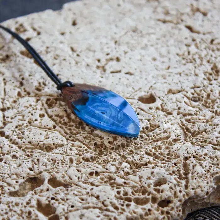 Kettenanhänger "Slim Ocean Surfer" aus Olivenholz und Kunstharz – Bild 6