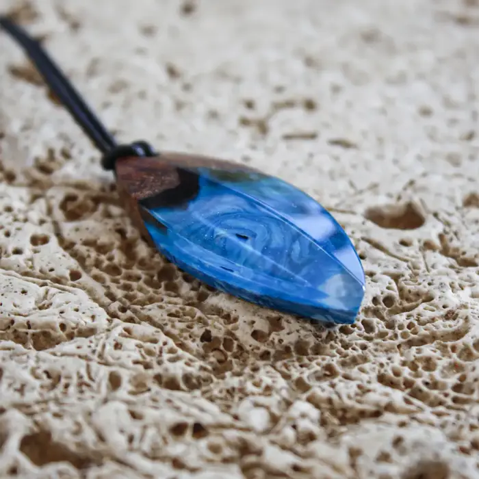 Kettenanhänger "Slim Ocean Surfer" aus Olivenholz und Kunstharz – Bild 7