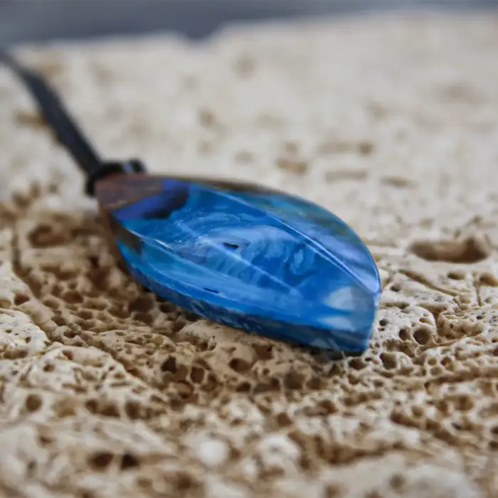 Kettenanhänger "Slim Ocean Surfer" aus Olivenholz und Kunstharz – Bild 8