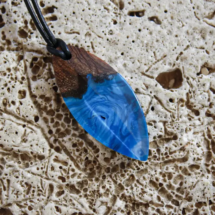 Kettenanhänger "Slim Ocean Surfer" aus Olivenholz und Kunstharz – Bild 9